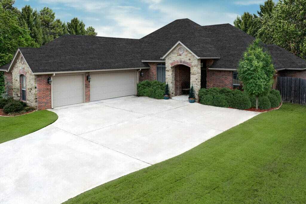 Unique Malarkey Roofing Colors: Top 5 Shingle Patterns For Your New Roof 3 Black Oak: Dark Hues of Black, Gray, and Brown