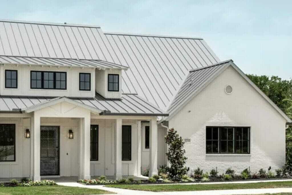 What Color Metal Roof Fades the Most? A Roofer's Guide to Color Retention 1 a house with white metal roof